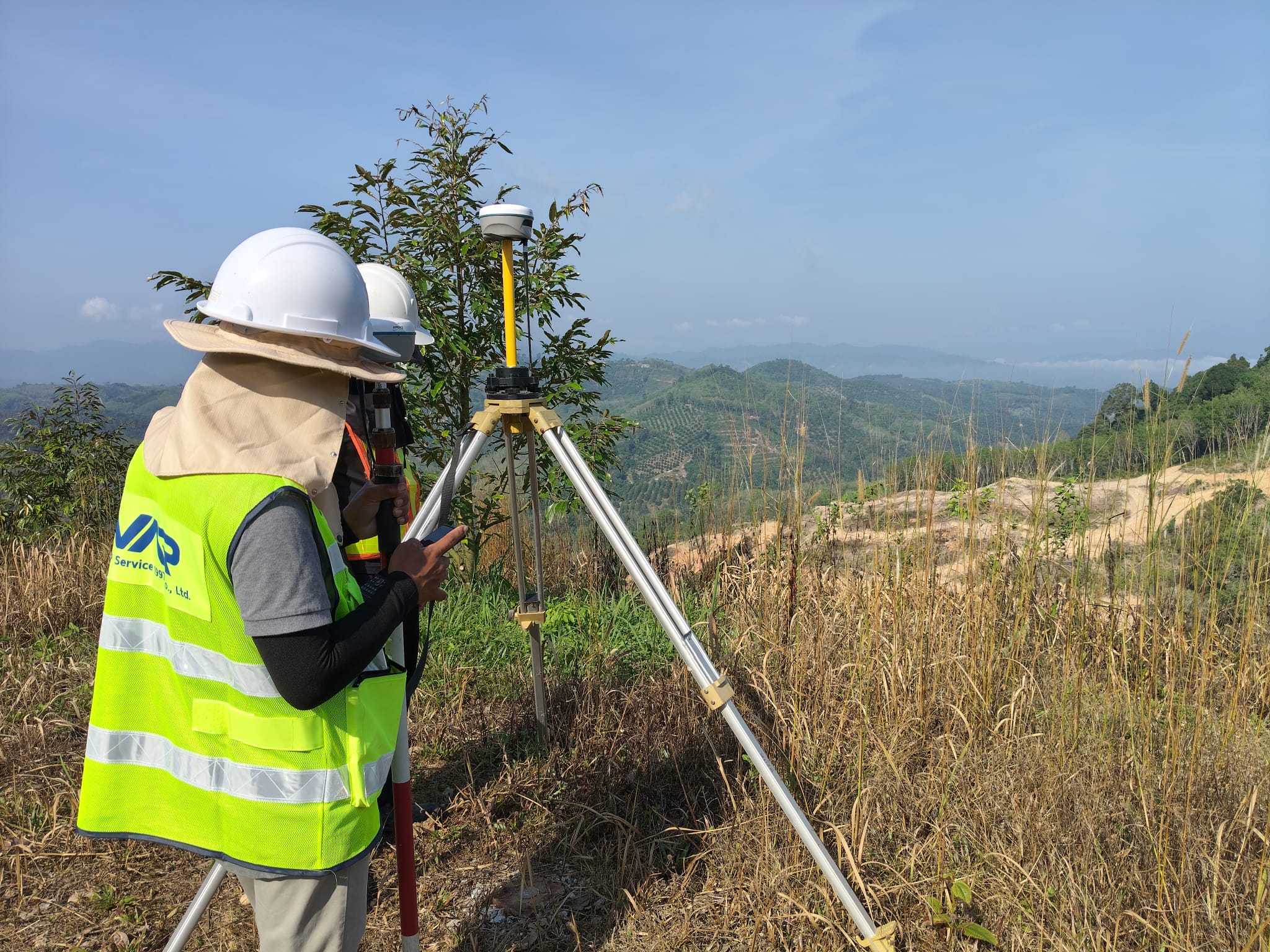 APEKS AP10 base station set up in off-grid hilly terrain
