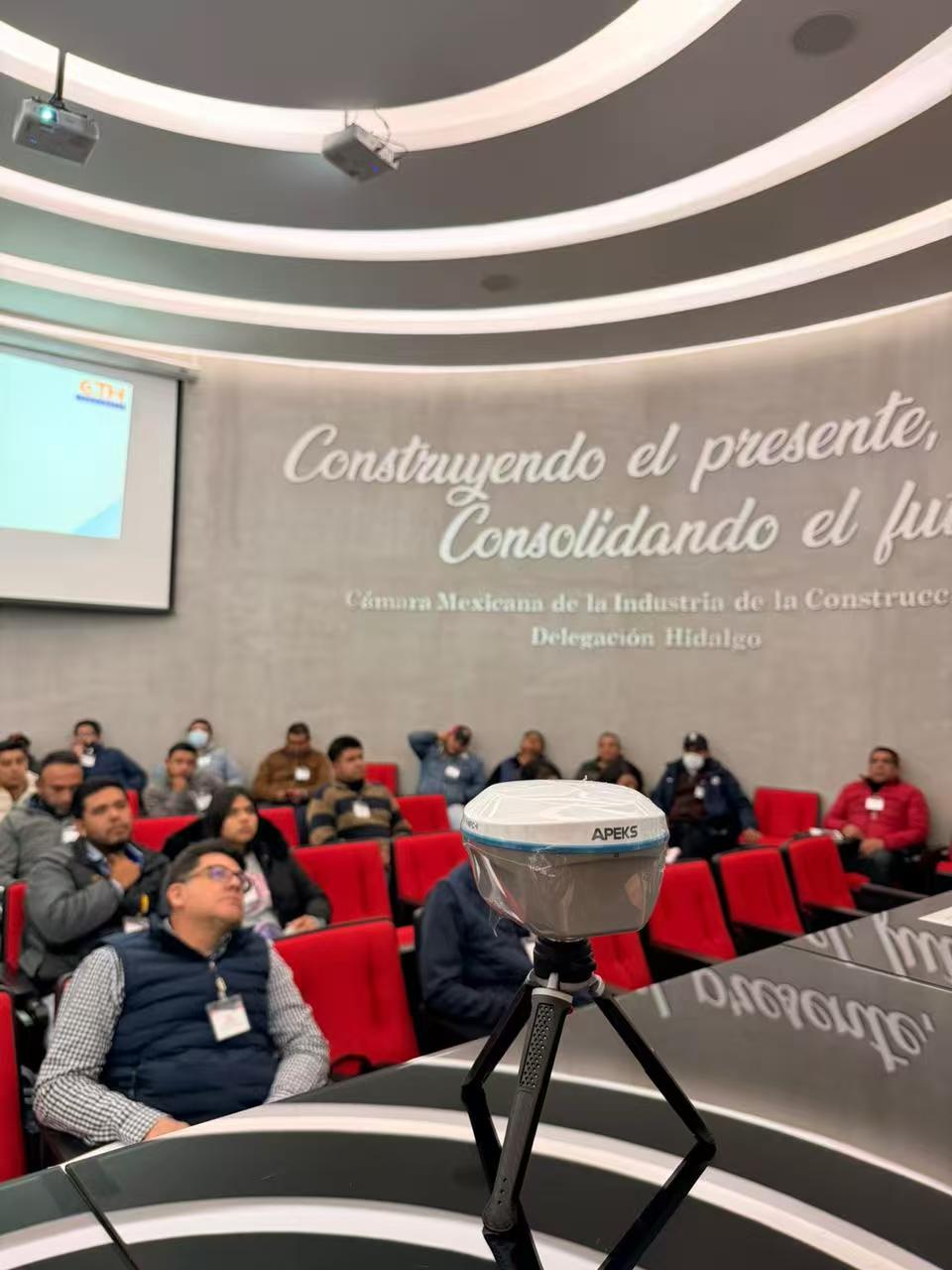 APEKS RTK GNSS technology presented at the Mexican Chamber of Construction Industry (CMIC)