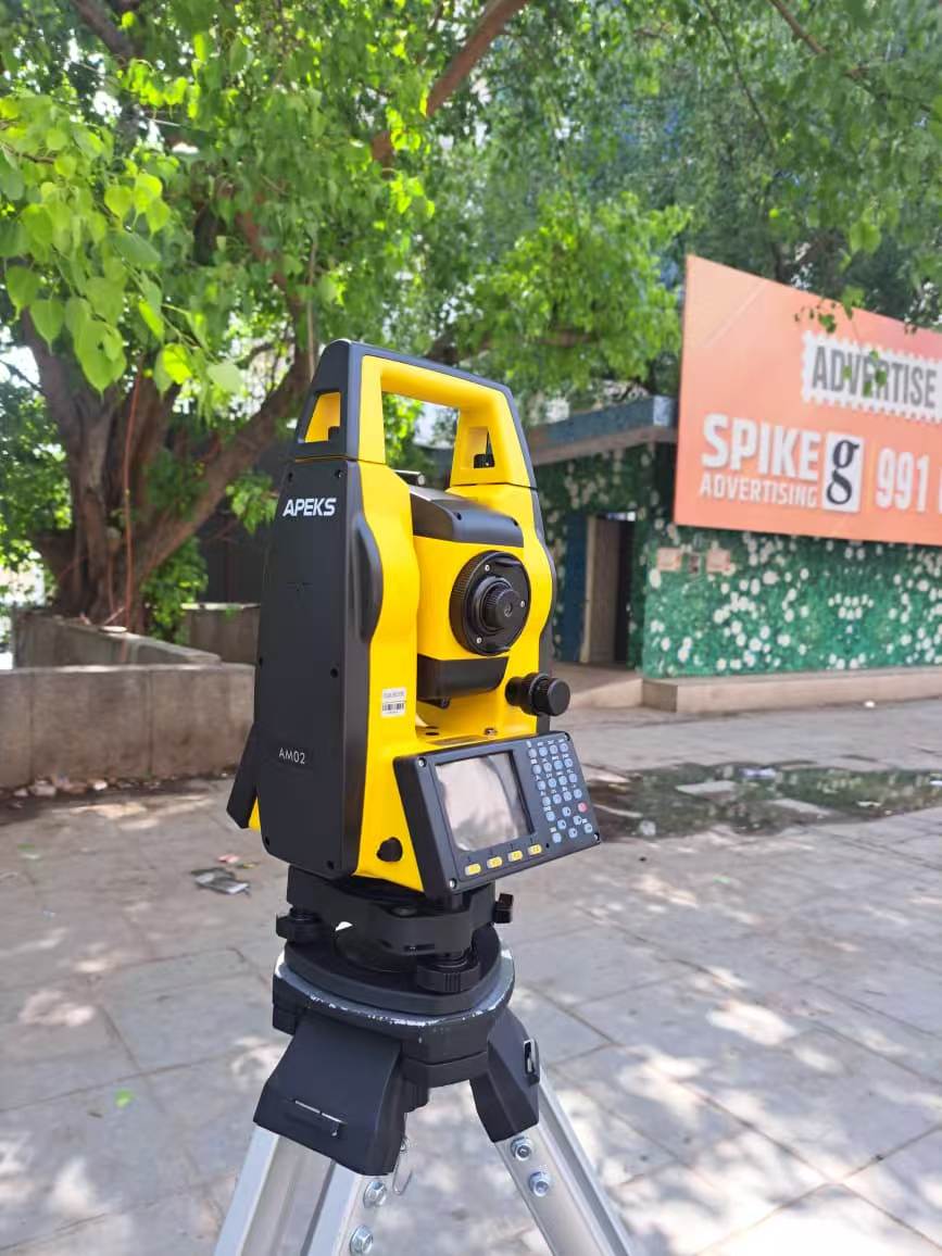 Antarmuka keyboard perangkat keras dan profil tampilan layar dari total station manual optik APEKS AM02.