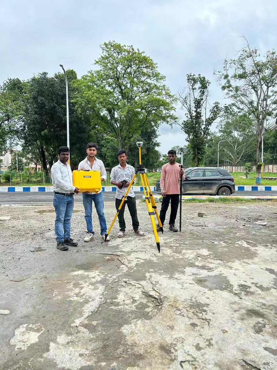 Sebuah tim lapangan yang terdiri dari beberapa orang sedang memasang sistem stasiun basis dan rover APEKS RTK lokal untuk proyek infrastruktur jalan jarak jauh di India.