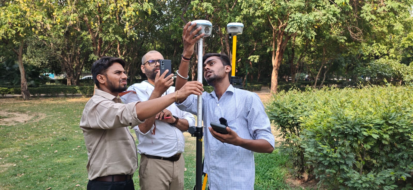 Pelatihan lapangan teknis dan dukungan lokalisasi GNSS yang dilakukan untuk surveyor profesional di India oleh CStech Survey & Co.