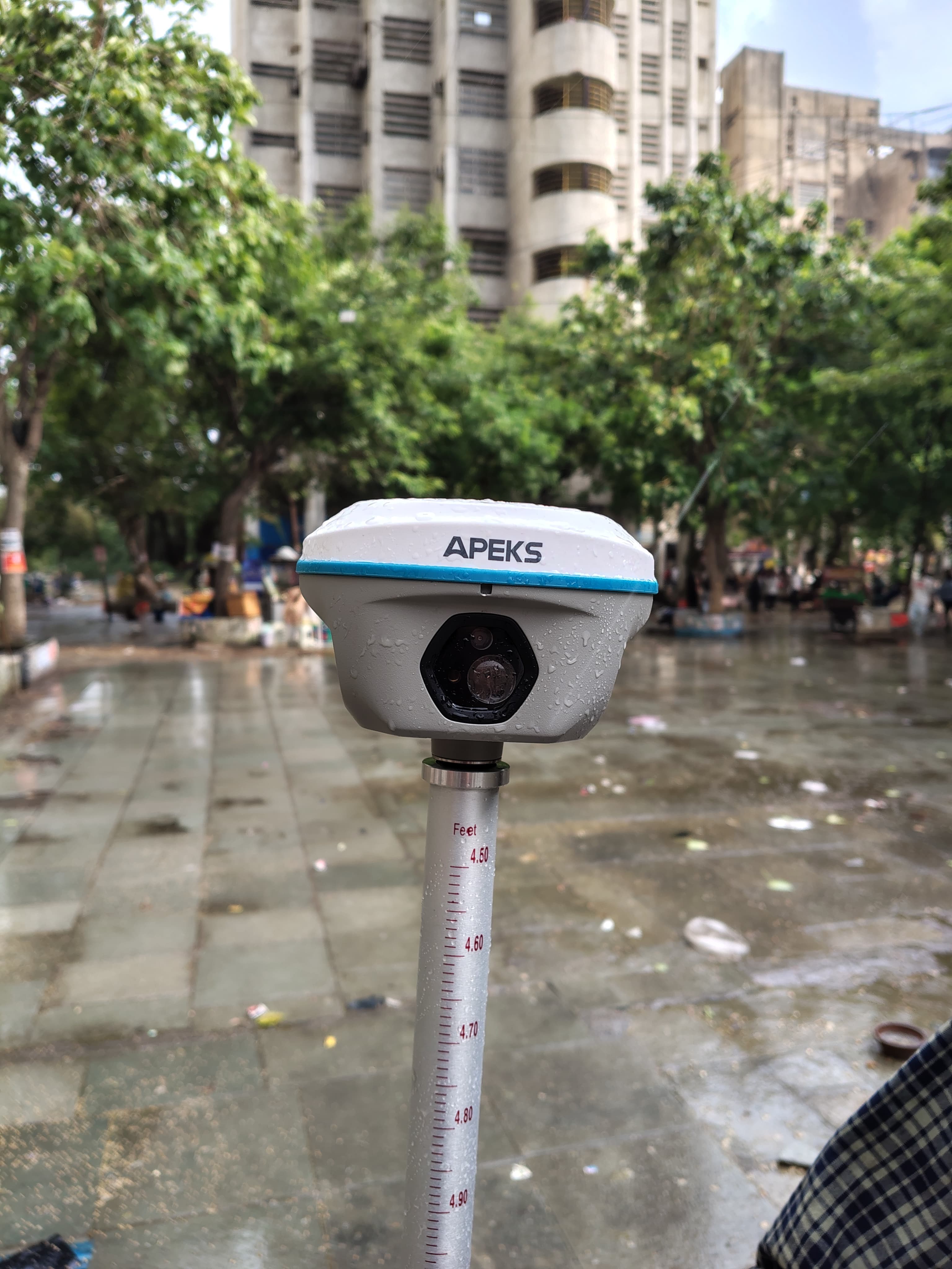 Penerima GNSS RTK APEKS tahan air yang mampu melakukan pelacakan geodetik luar ruangan tanpa gangguan selama kondisi musim hujan di India.