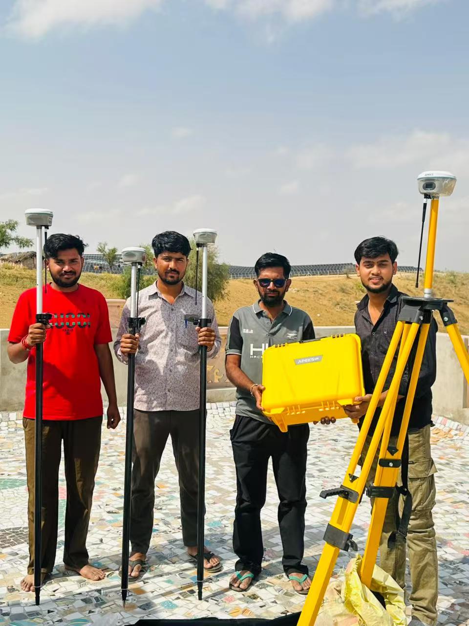 Peralatan APEKS RTK GNSS digunakan untuk survei pembangkit listrik tenaga surya skala besar di India oleh CStech Survey & Co.