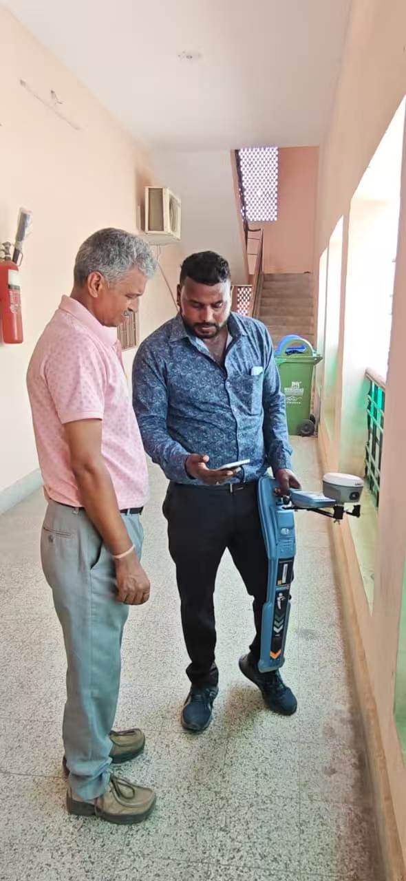 Penerima GNSS RTK APEKS terintegrasi dengan perangkat pencari lokasi pipa utilitas bawah tanah untuk pemetaan koridor aktif di India.