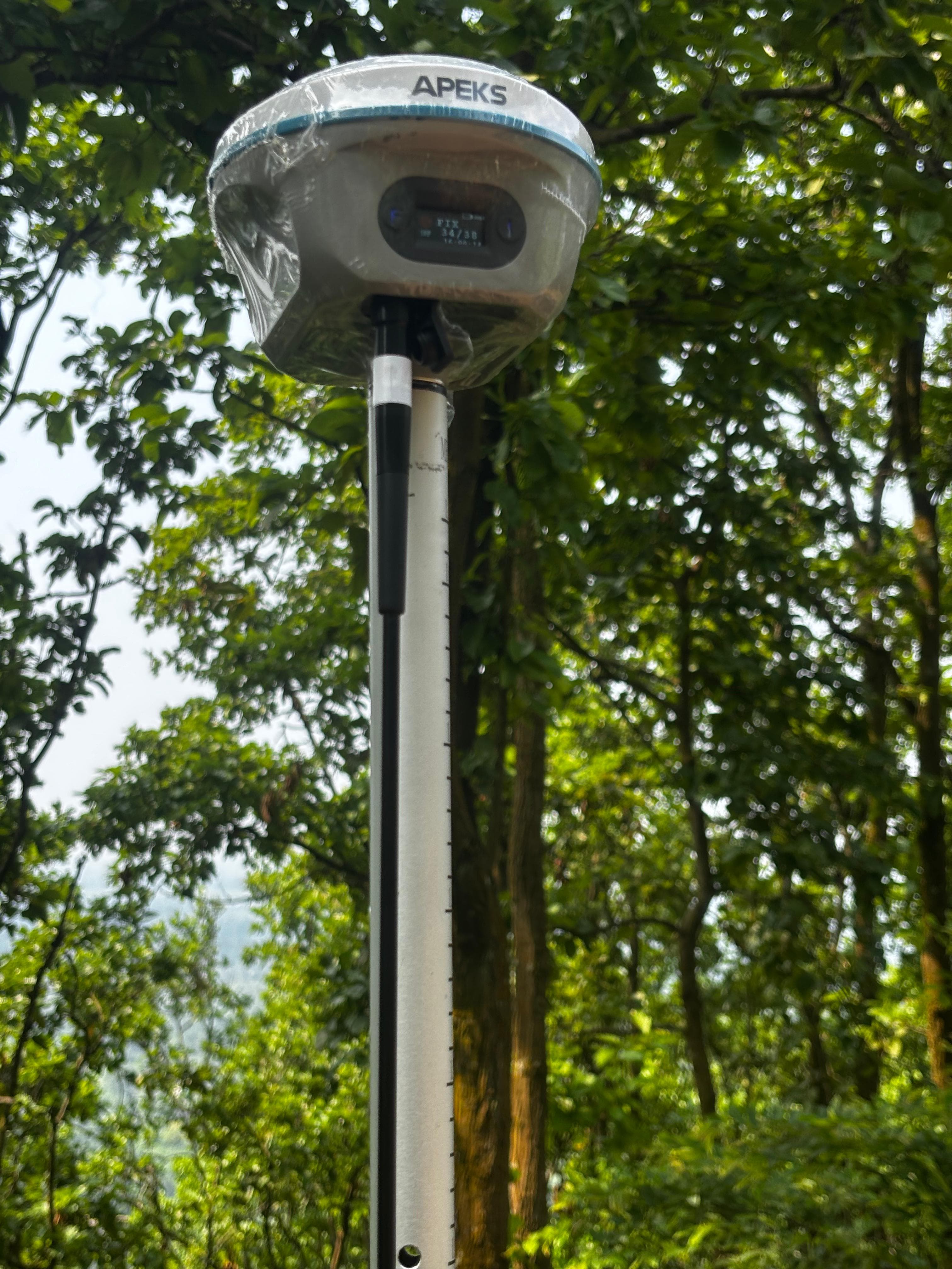 Perangkat lunak lapangan genggam menampilkan solusi RTK FIXED yang stabil di bawah tutupan kanopi hutan lebat di India.