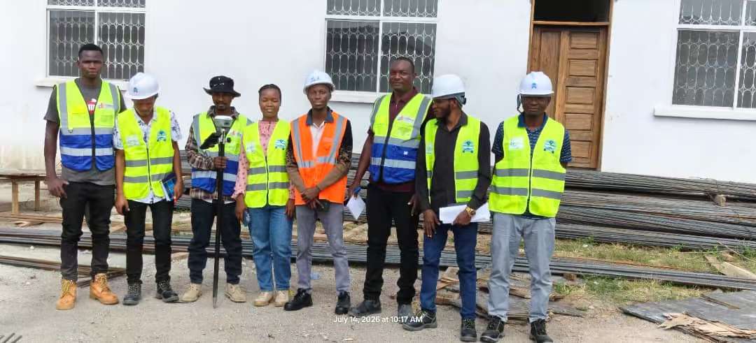 L'équipe d'arpentage d'APEKS sur le terrain lors d'un projet de pipeline de 400 km en Tanzanie