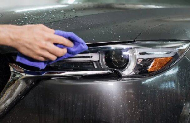 Peinture noire qui coule de votre voiture : causes, solutions et comment les produits Brilliatech peuvent vous aider